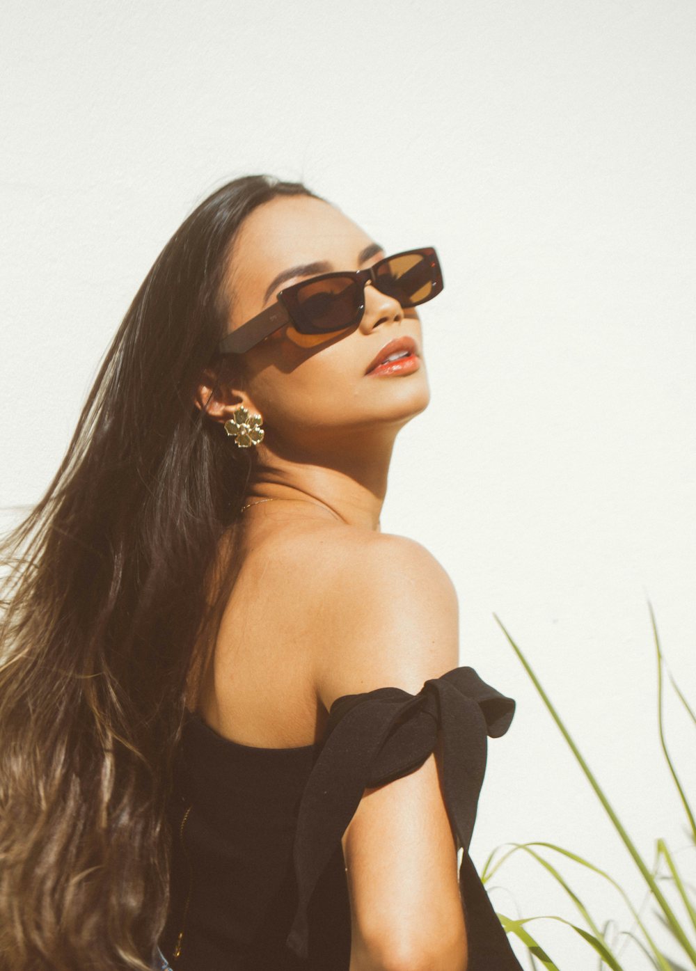 Mulher usando óculos de sol com armação marcante e lentes âmbar